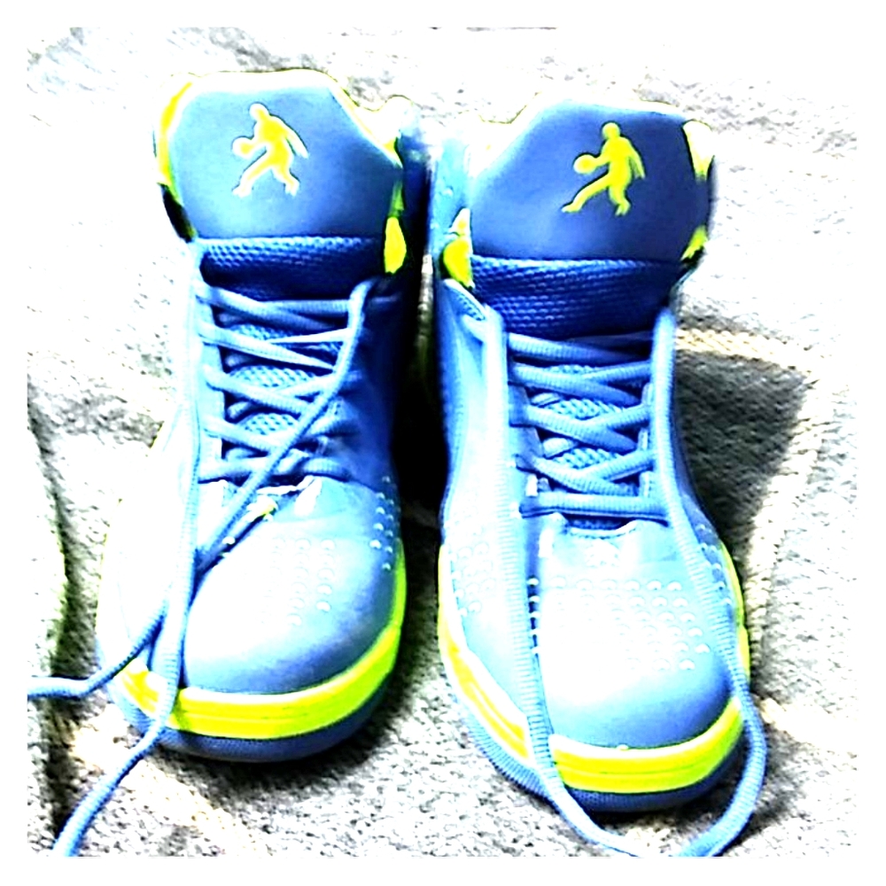 Mens used sport sneaker